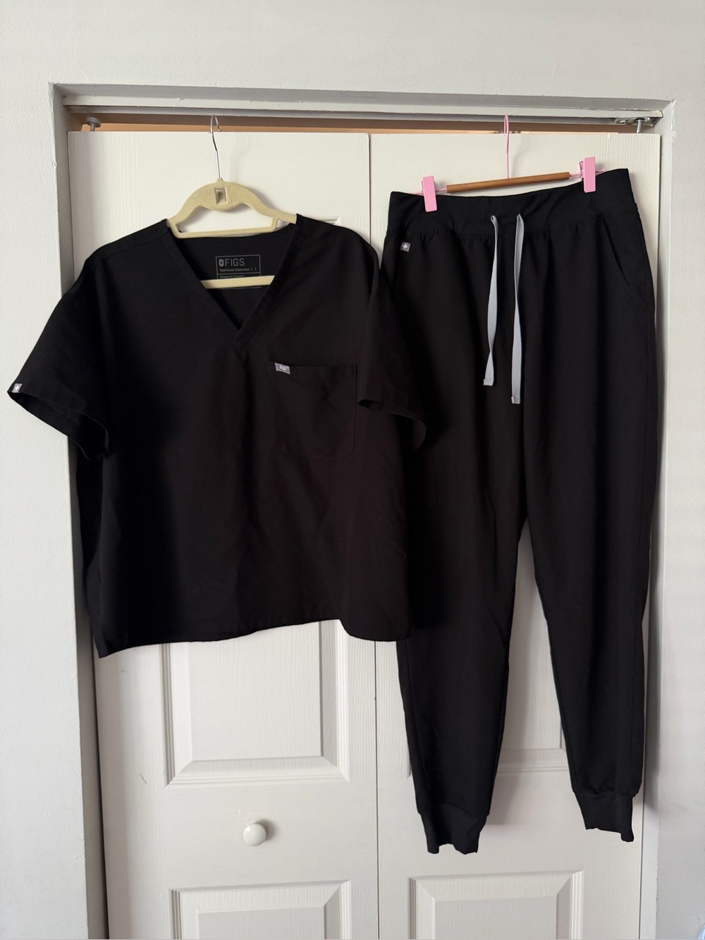 FIGS Black Scrub Top and Black Jogger Pants Set